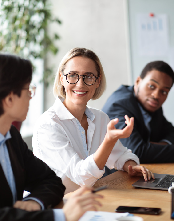 Επαγγελματική ομάδα ERPConsulting σε συνάντηση για έργα IT & ERP